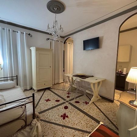 Palazzo Mari Suite & Rooms B&B Montevarchi Exterior foto