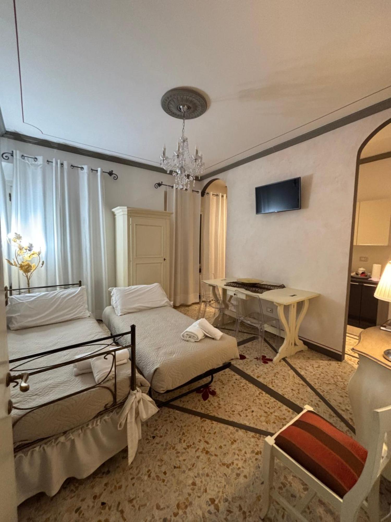 Palazzo Mari Suite & Rooms B&B Montevarchi Exterior foto